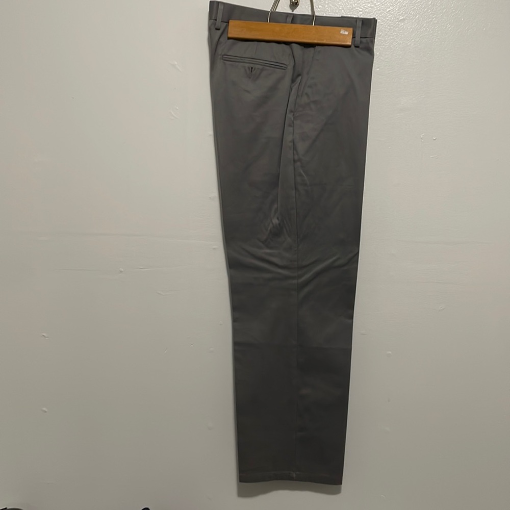 Used Mens 33x30 signature khakis from Dockers